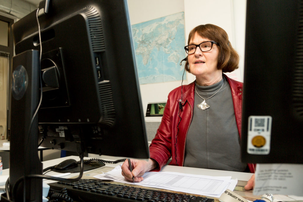 Heike Schmidt, Leiterin des InfoCnter von ZB MED, sitzt an ihrem Schreibtisch vor zwei Computerbildschirmen.