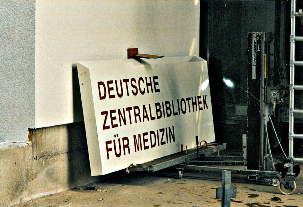 Bauphase 1997: Schild Deutsche Zentralbibliothek für Medizin