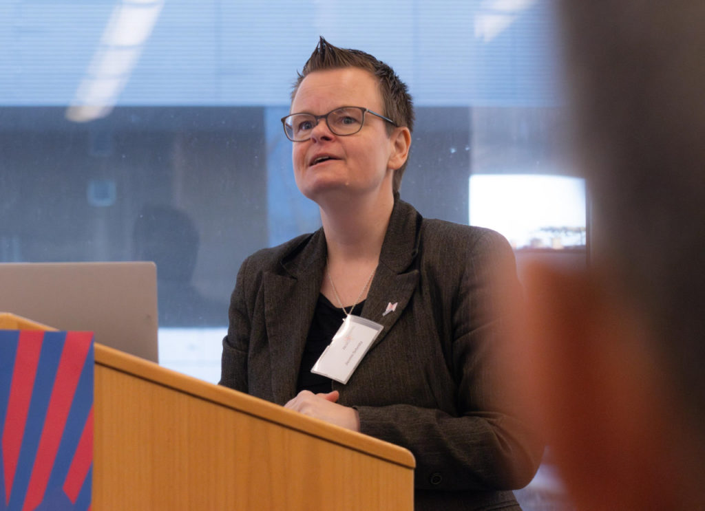 Dr. Jasmin Schmitz, PUBLISSO Publikationsberatung, an einem Rednerpult